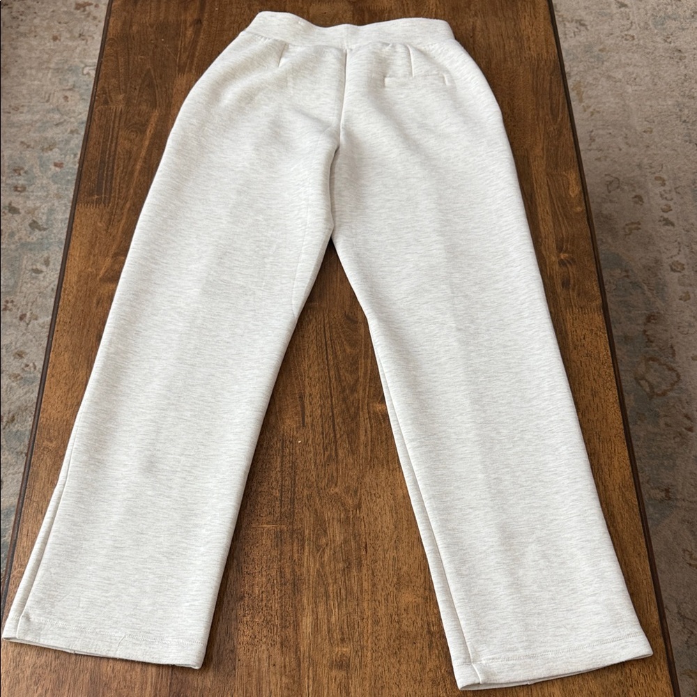 Old Navy Women’s Cream Bounce Fleece Sweatpants - Picture 4 of 6